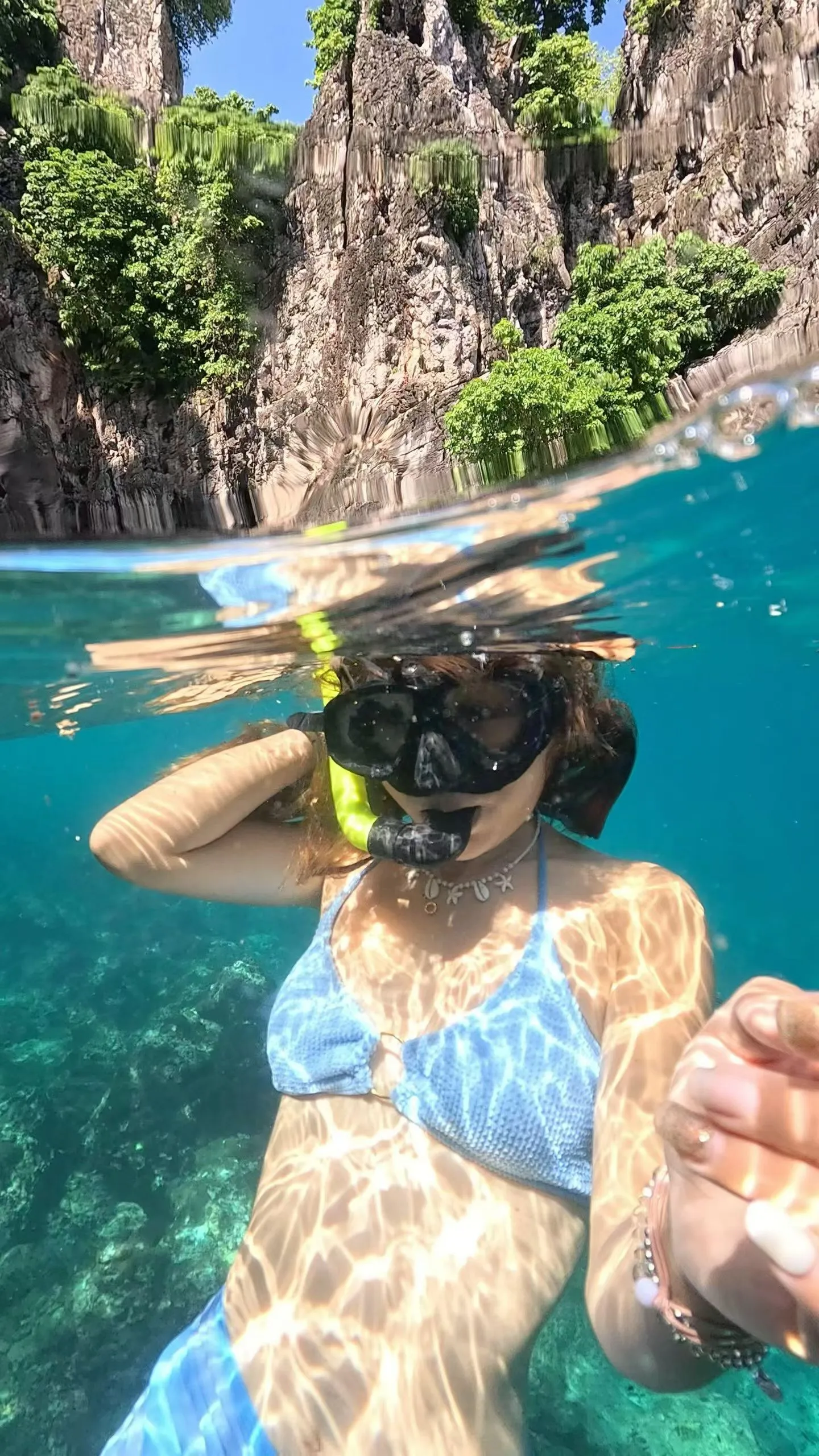 "The jelly waves in the Andaman Sea don't need filters at all! It's so comfortable to go out on a catamaran to blow the sea breeze. The white sand in Maya Bay is as soft as flour. Standing between two limestone cliffs and looking at the glass sea, the scene is so beautiful that it hits the heart. Snorkeling and seeing small fish swimming by in groups has completely realized the island dream."