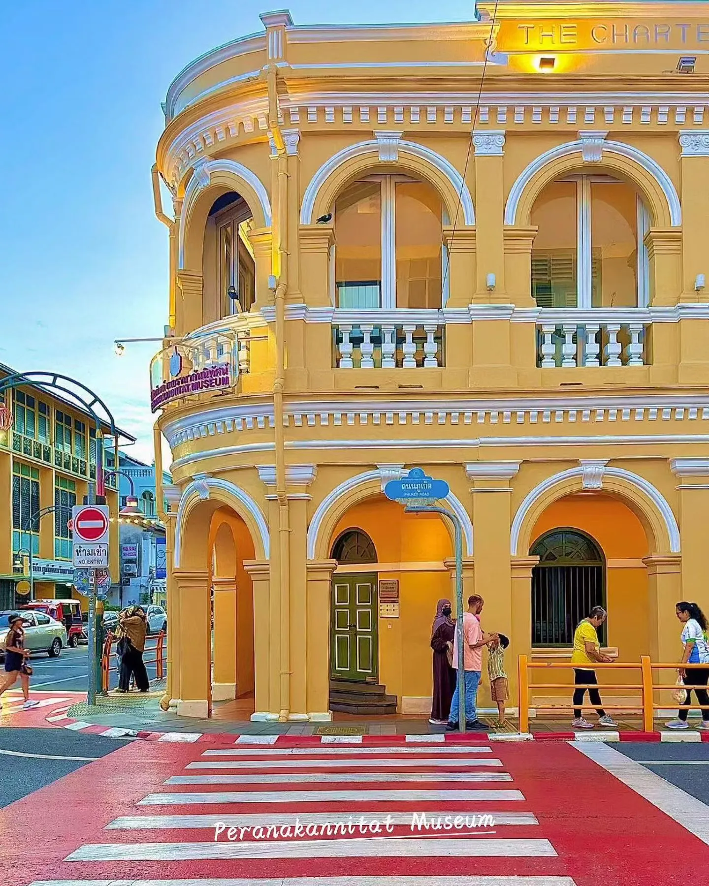 "The color of the old town of Phuket is really healing! The bright yellow century-old bell tower, the colorful arcade block with Chinese and Portuguese style, and the cute rainbow bear installation at the corner, it is a Nanyang retro movie feeling. In the evening, when the lights are on, there is more smoke. Find a corner cafe to order a cup of Thai milk and be in a daze. The whole person is completely relaxed."