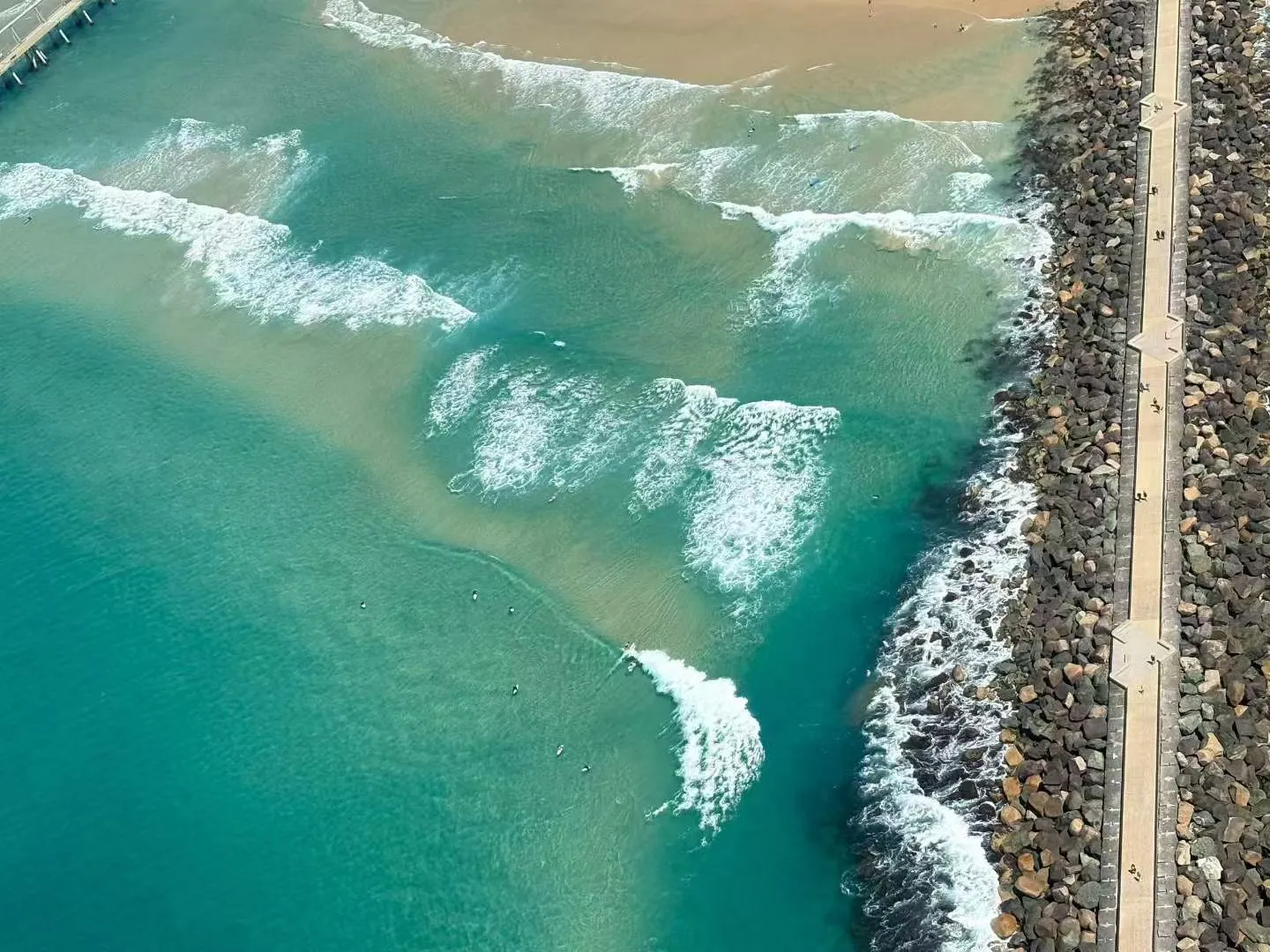 这是一场治愈而惬意的海滨之旅！从高空俯瞰碧蓝清澈的海水与拍打着礁石的层层浪花，到漫步于阳光金沙滩上感受亲子嬉戏的温柔时光，每一幕都让人流连忘返。不仅近距离见到了软萌可爱的考拉，还在海滩边赶上了成群鹈鹕聚集的壮观场面，人与自然和谐共处的美好在这里完美诠释。
