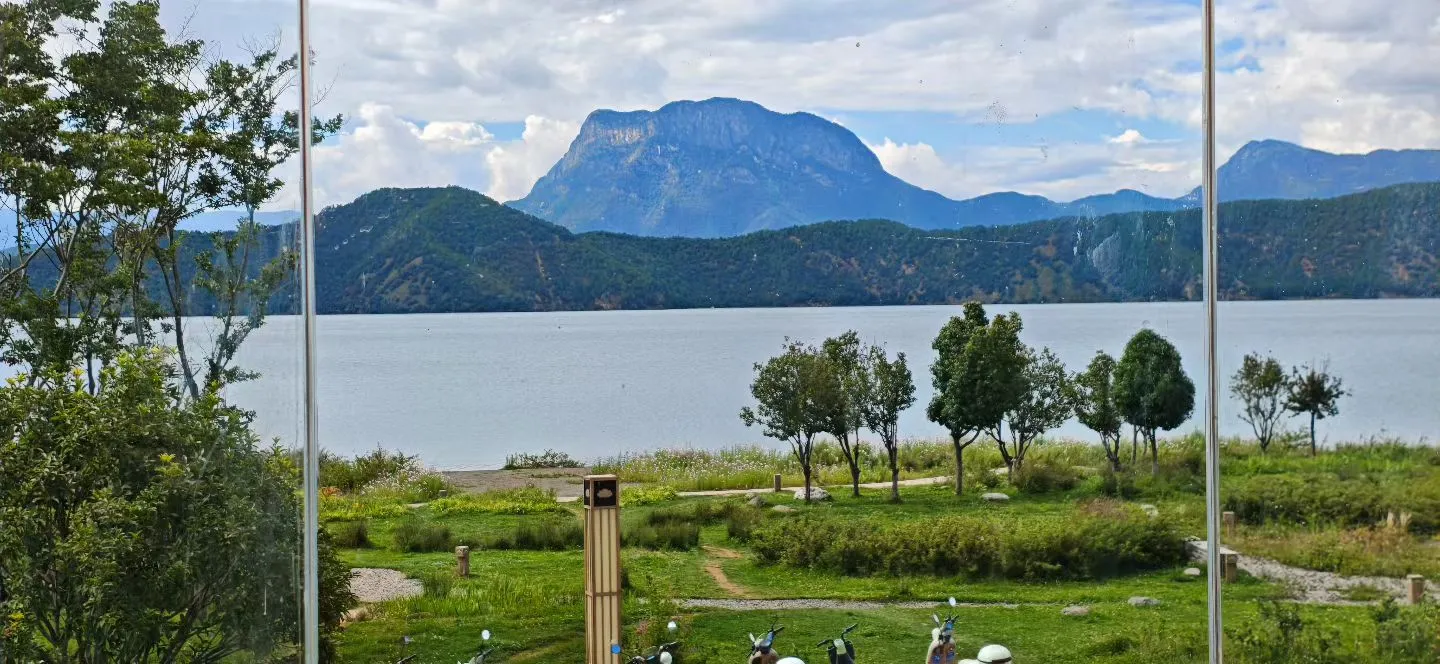 Outside the floor-to-ceiling window is Gem Goddess Mountain and the whole clear lake water! Riding a puppy battery car to slowly blow around the lake, in the evening overlooking the clouds and sunsets of the Rige Peninsula on the observation deck, the original camera is oil painting, full of relaxation.